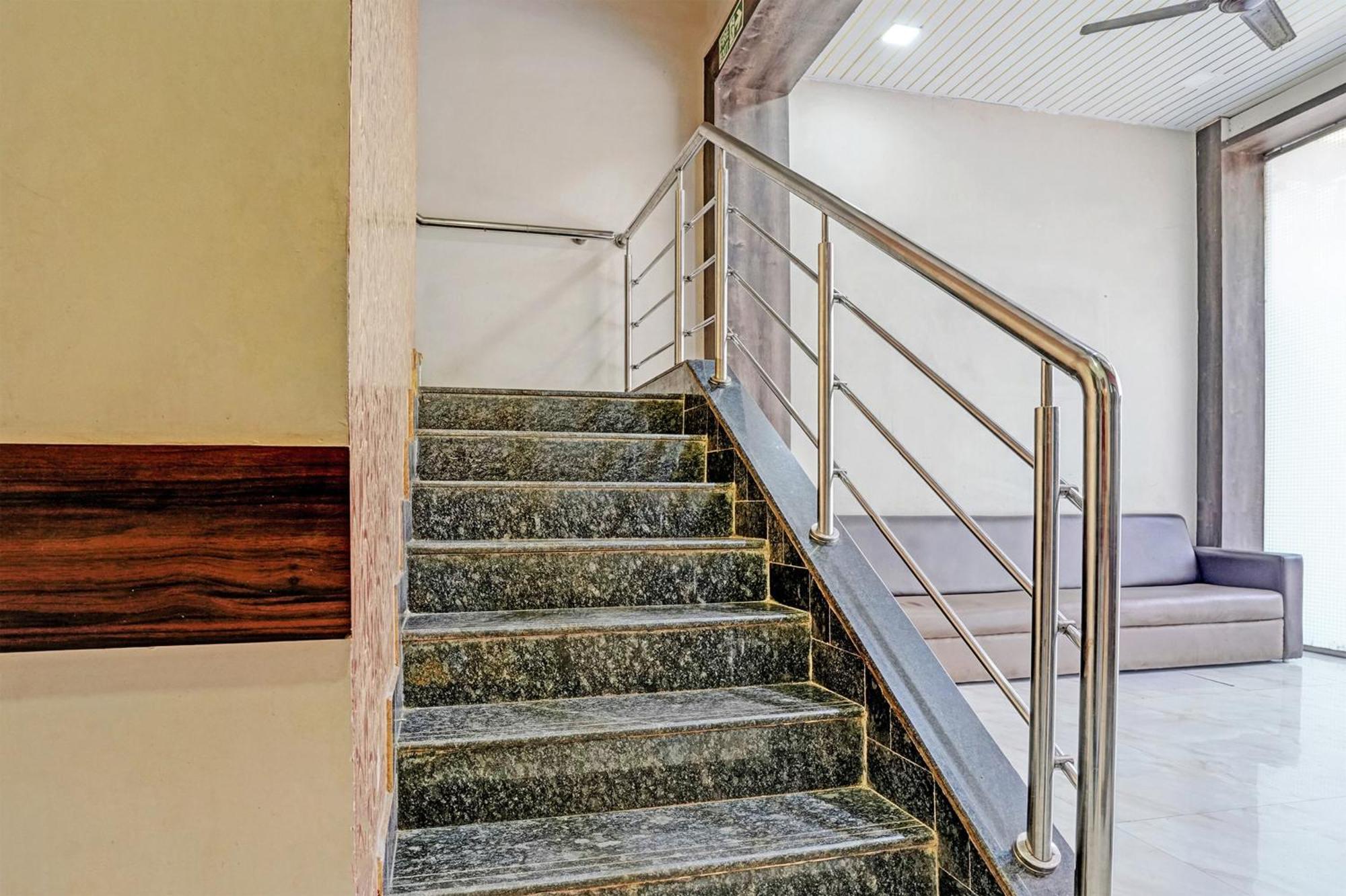 מומביי Oyo Hotel Blue Sapphire Residency Near Chhatrapati Shivaji International Airport מראה חיצוני תמונה