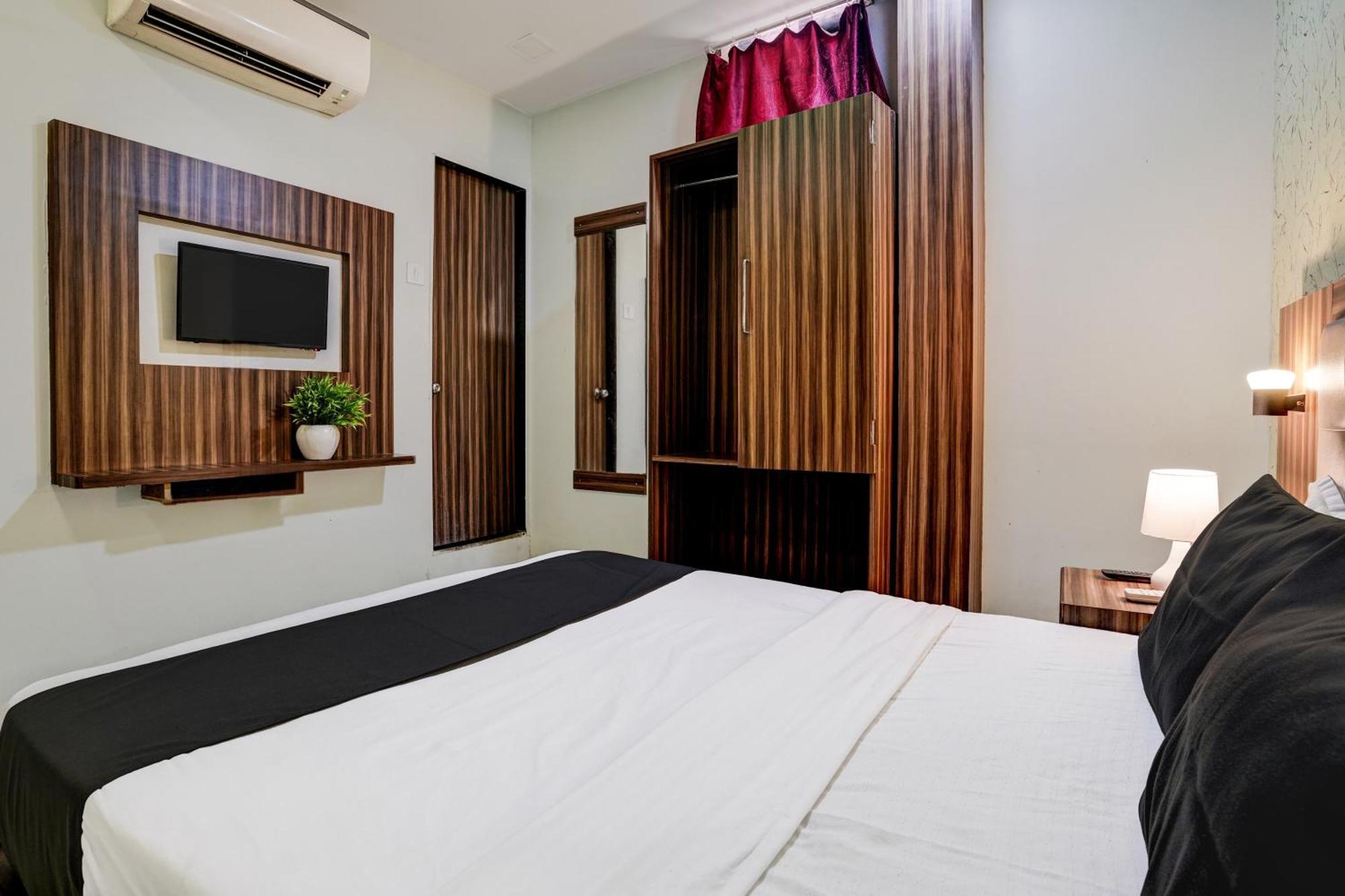 מומביי Oyo Hotel Blue Sapphire Residency Near Chhatrapati Shivaji International Airport מראה חיצוני תמונה