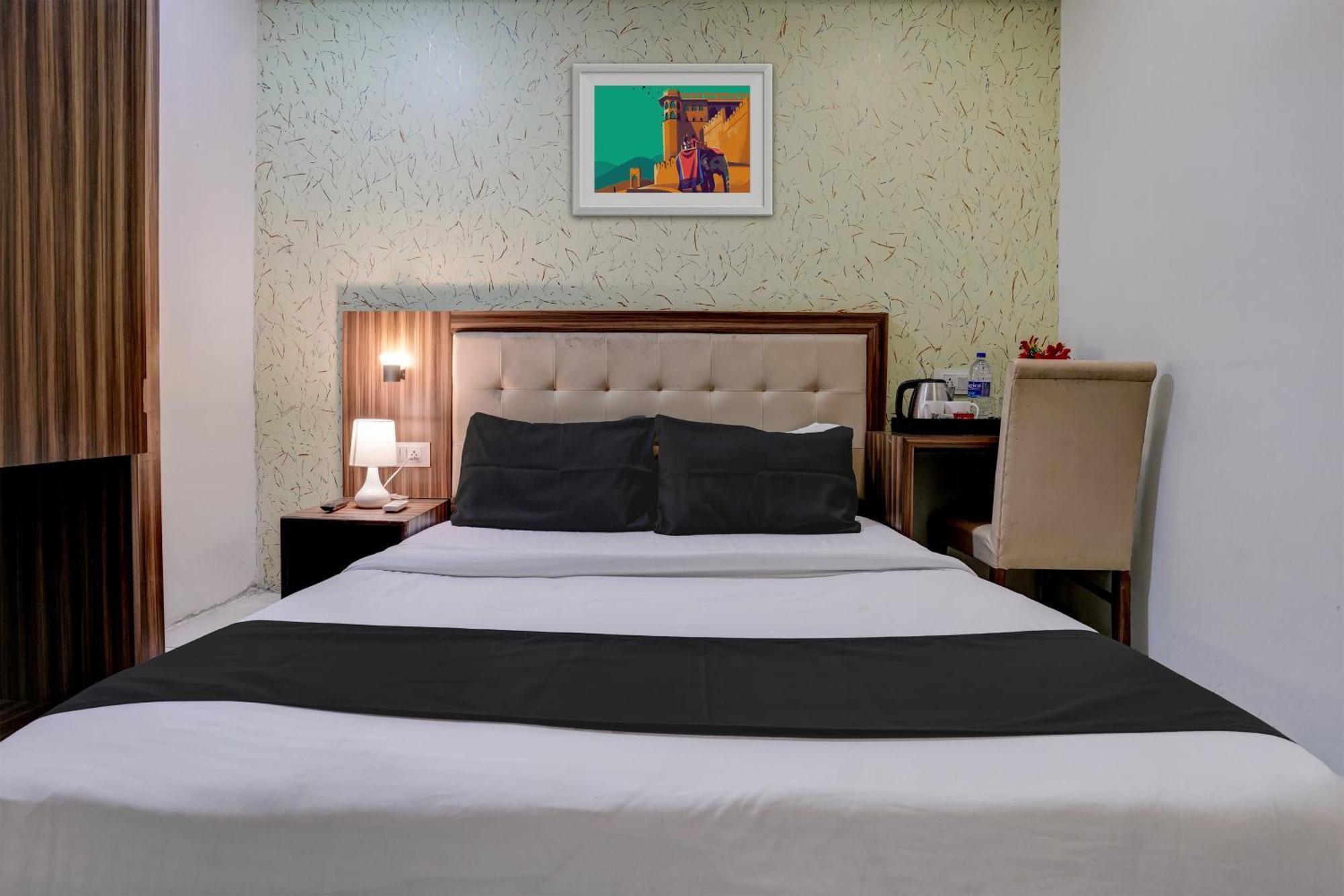מומביי Oyo Hotel Blue Sapphire Residency Near Chhatrapati Shivaji International Airport מראה חיצוני תמונה