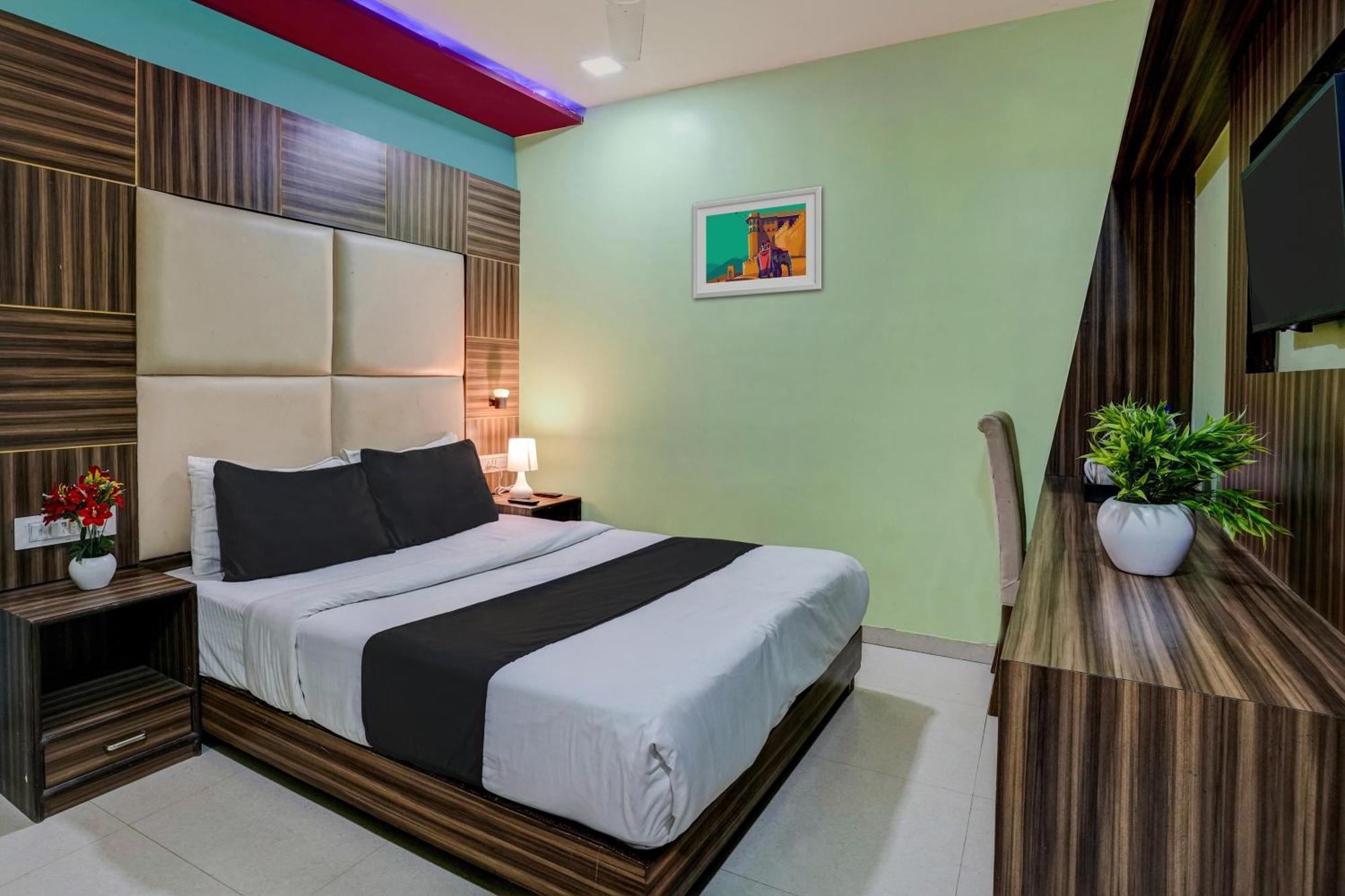 מומביי Oyo Hotel Blue Sapphire Residency Near Chhatrapati Shivaji International Airport מראה חיצוני תמונה