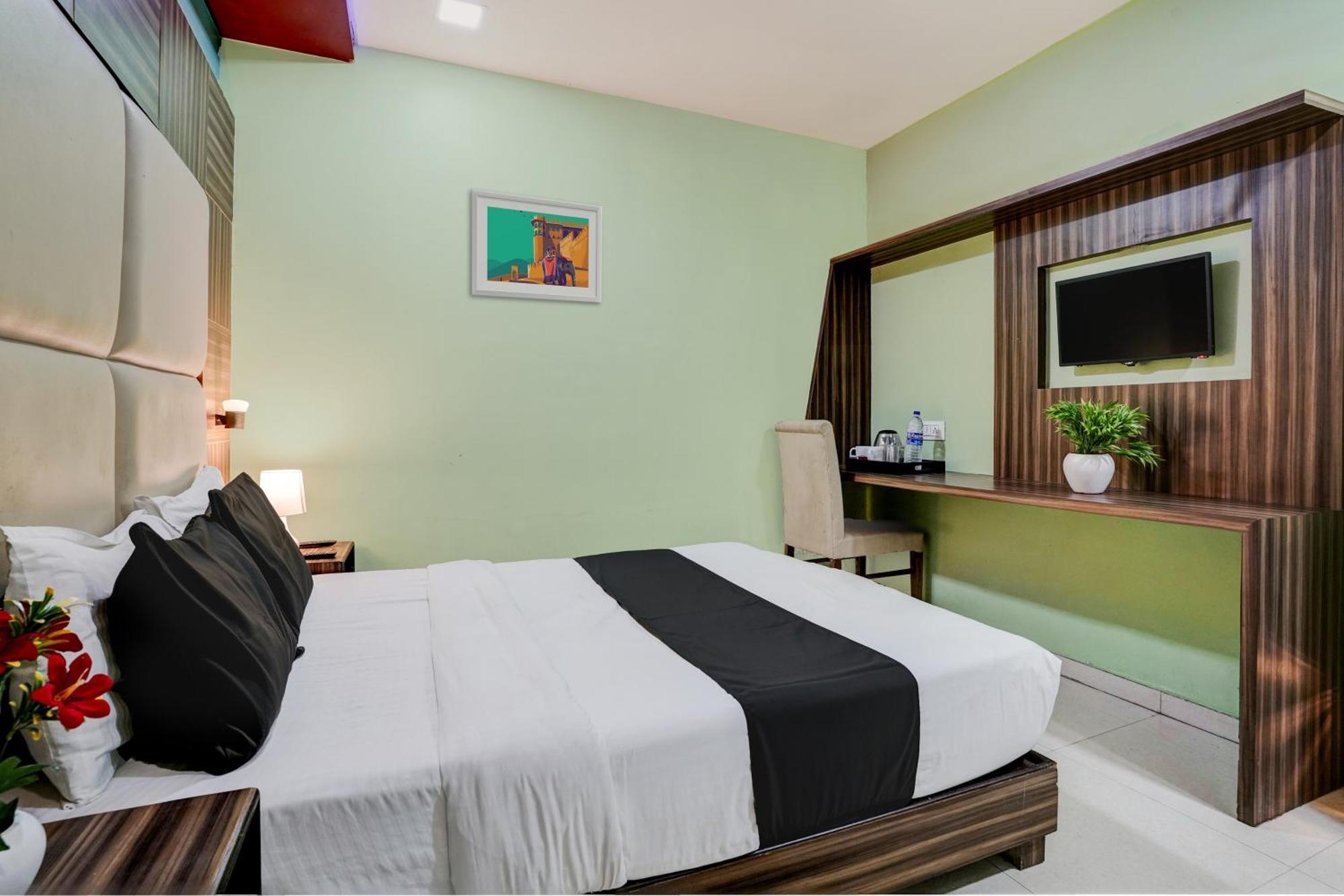מומביי Oyo Hotel Blue Sapphire Residency Near Chhatrapati Shivaji International Airport מראה חיצוני תמונה