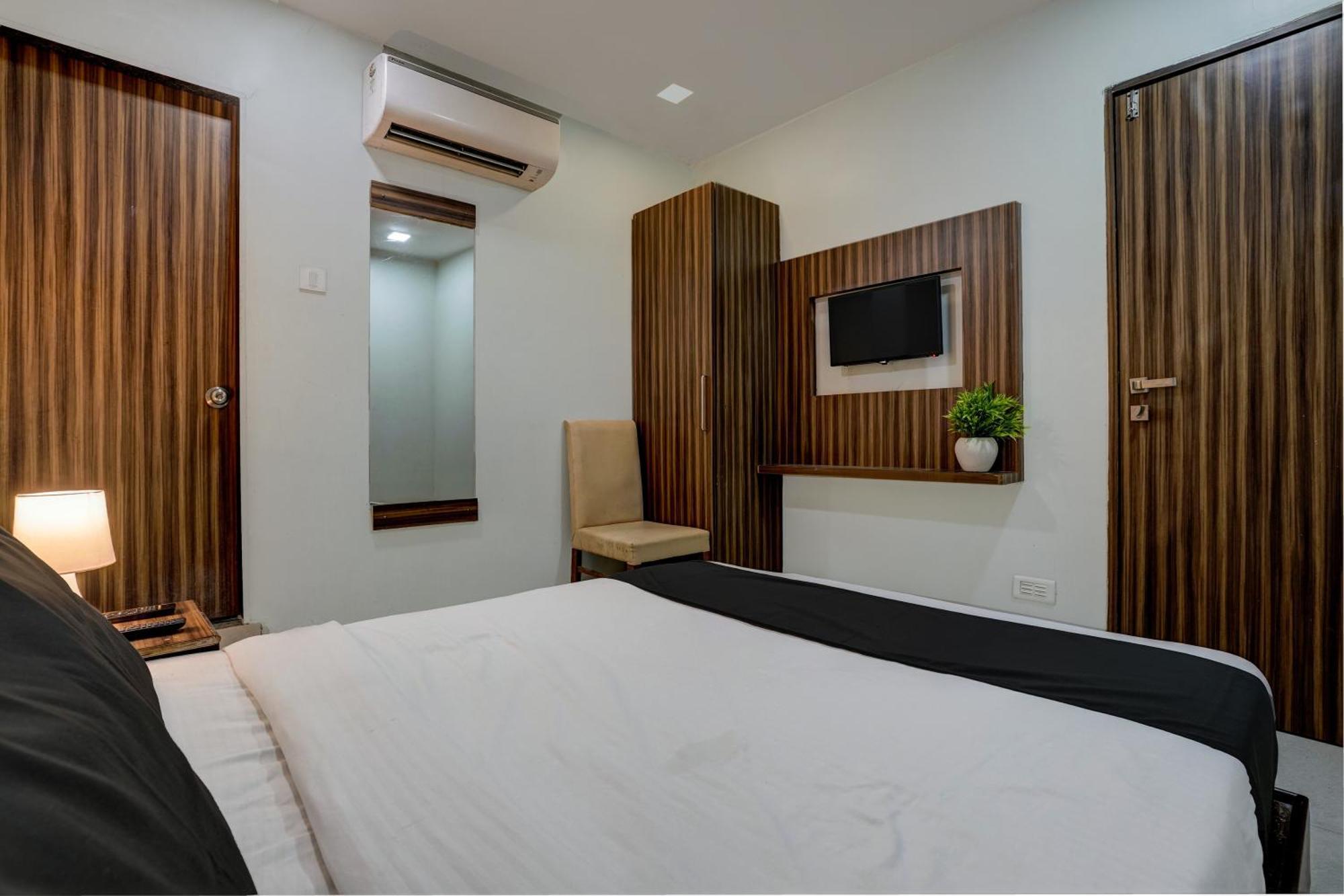 מומביי Oyo Hotel Blue Sapphire Residency Near Chhatrapati Shivaji International Airport מראה חיצוני תמונה